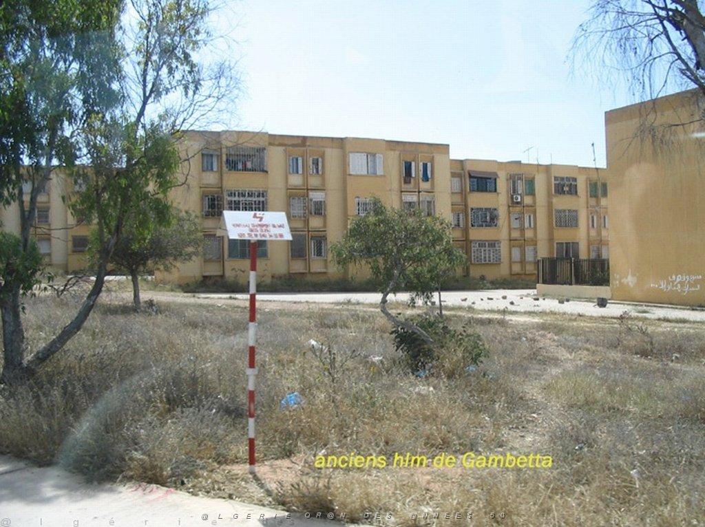 ORAN MAI 2008 3214 anciens hlm de Gambetta Oran.jpg